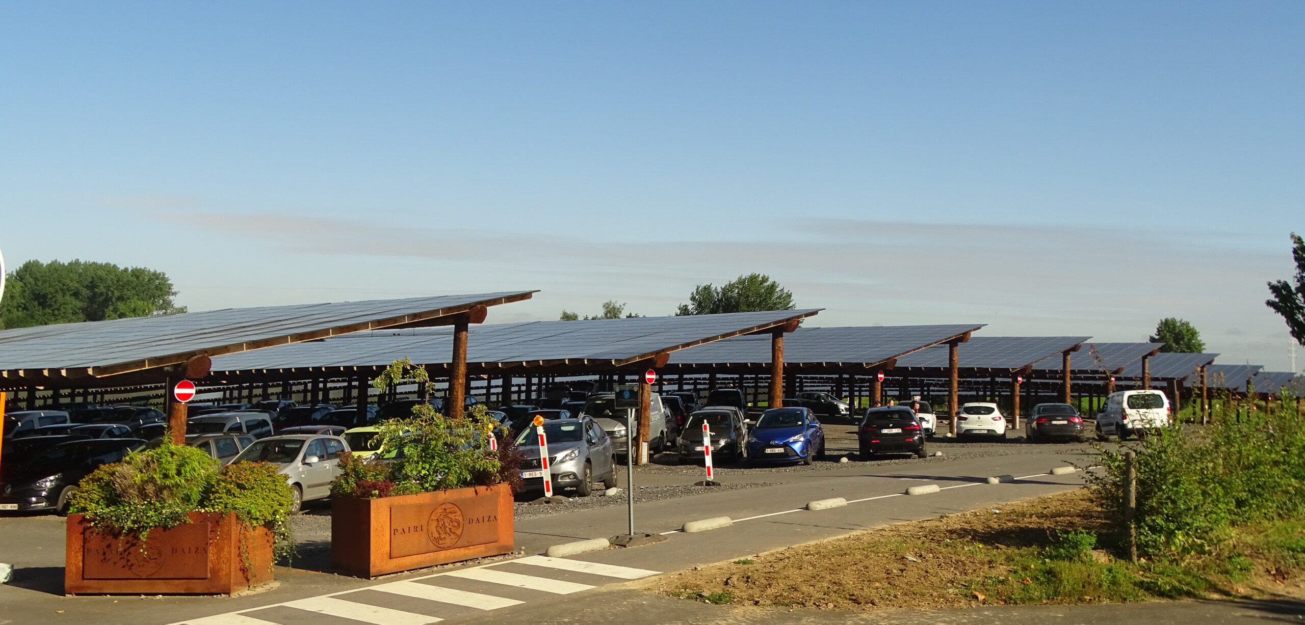Ombrières photovoltaïques sur les parkings : êtes-vous concernés par la loi ?